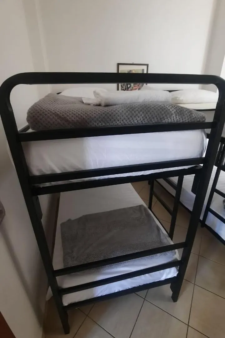 Crew Hostel 2 Tirana