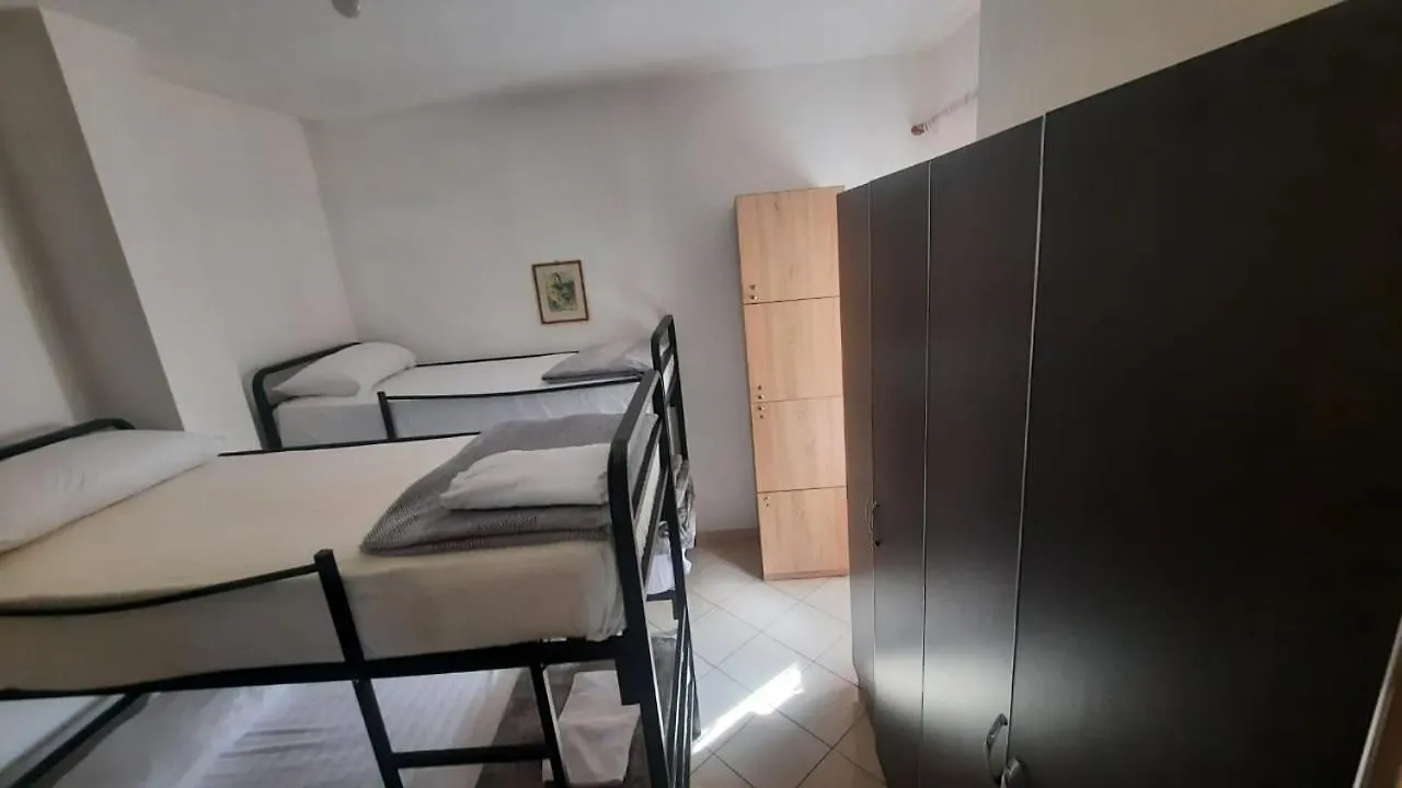 Crew Hostel 2 Tirana