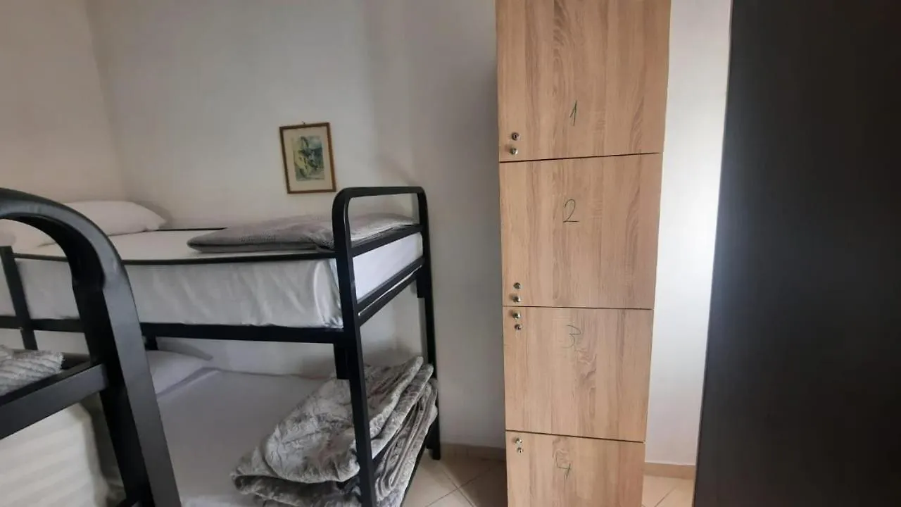 Crew Hostel 2 Tirana